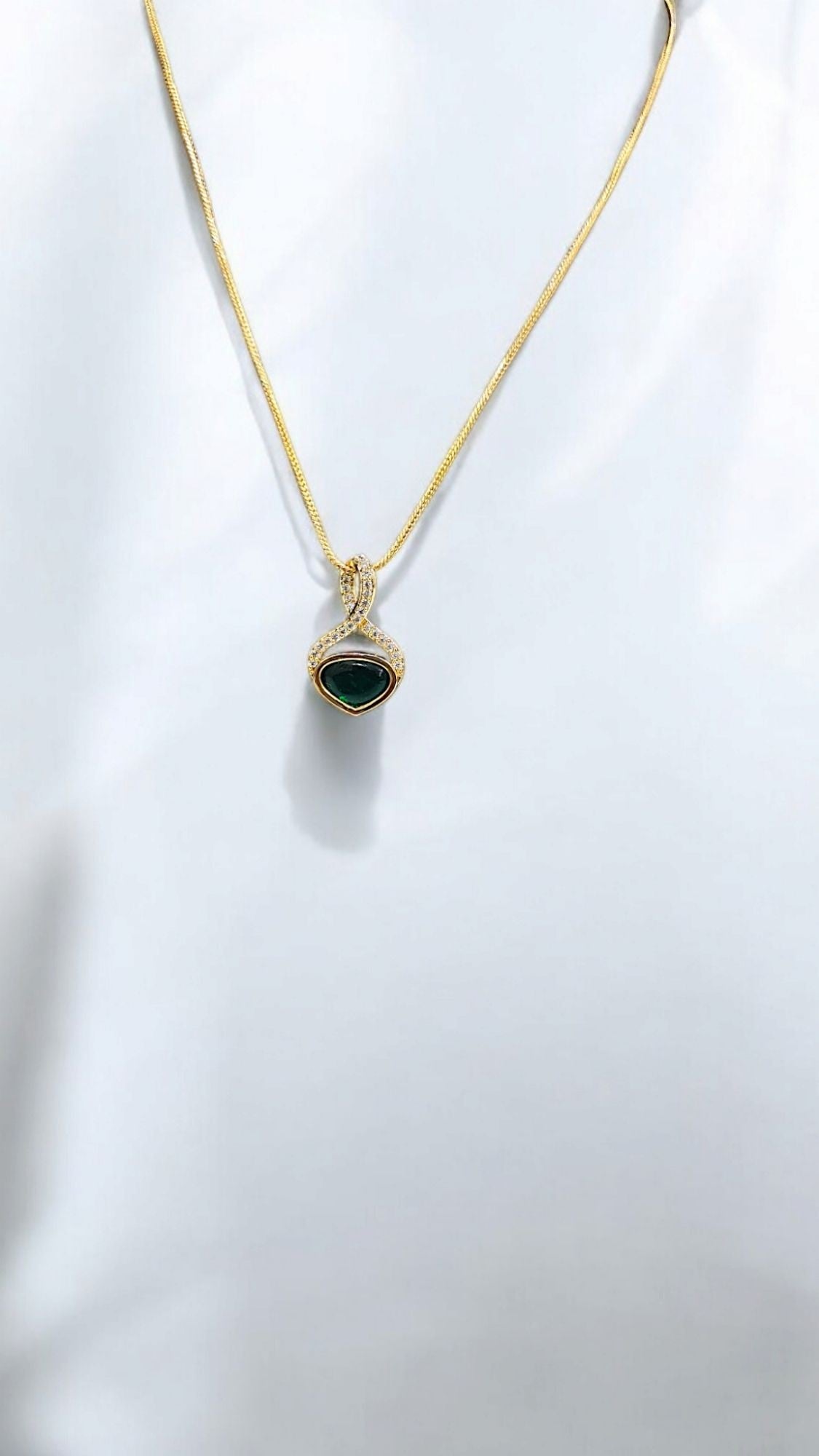 Stone Pendant set by Enfashionate