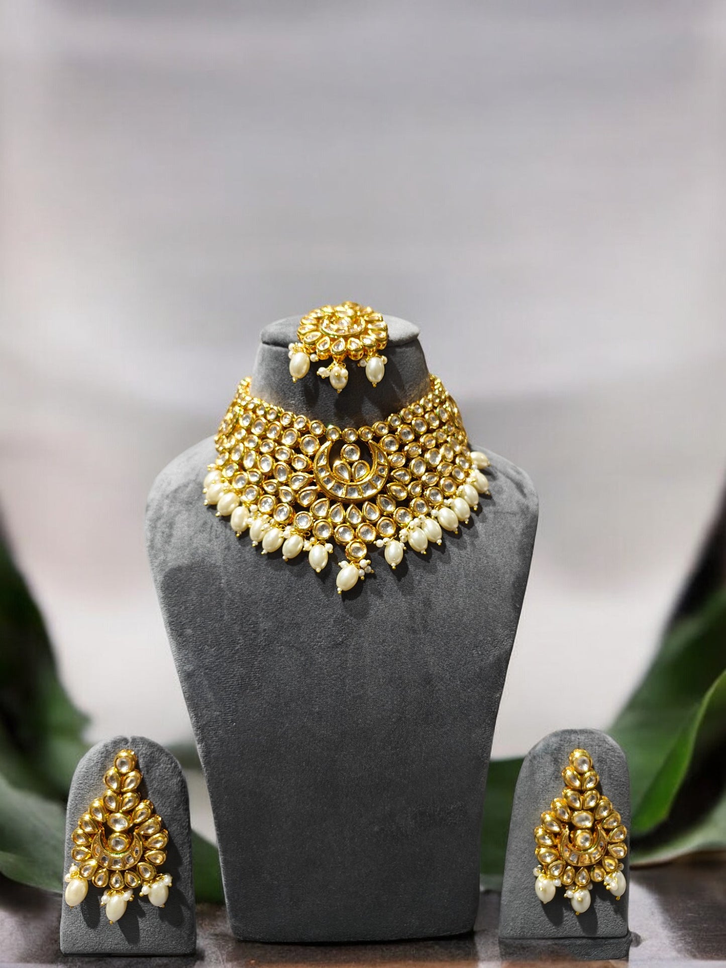 Designer Clustered Pearl High Gold Polish Fancy Desing Kundan Stones Kundan Jewellery Heavy Choker Necklace Set with Maang Tikka