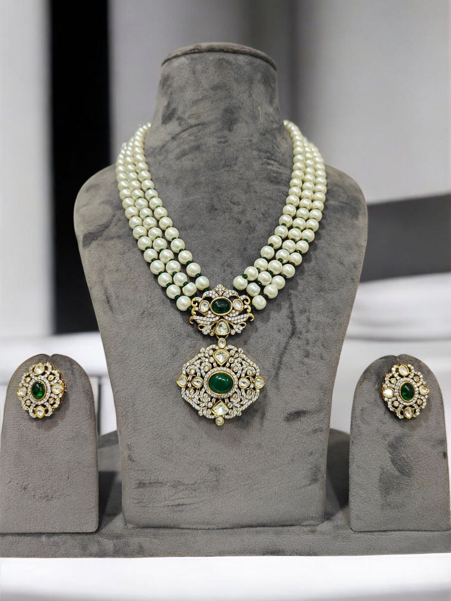 Green Stone Pearl Necklace by Enfashionate