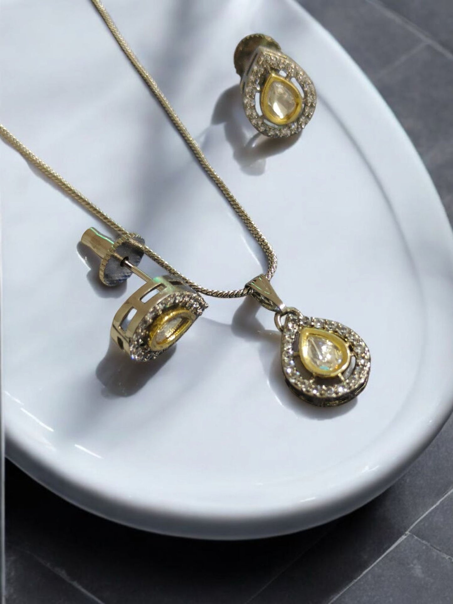 Enfashionate Real Kundan Pendant set
