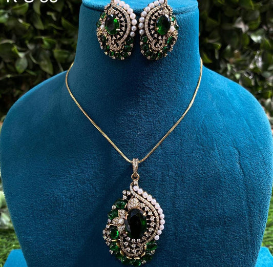 Emerald pearl pendant set